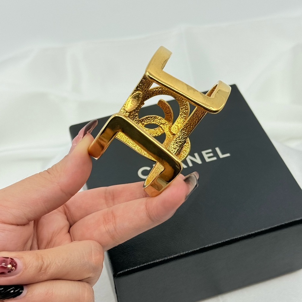 CHANEL Vintage Gold CC Heart Cuff Statement Bracelet - Picture 4 of 12